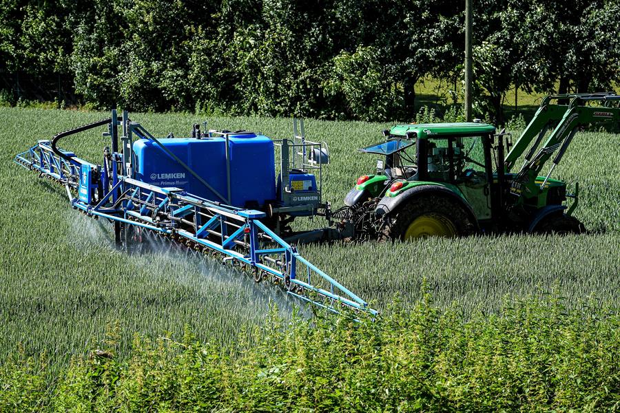 Labores de aplicación de herbicidas en un cultivo agrícola. Efeagro/Sascha Steinbach