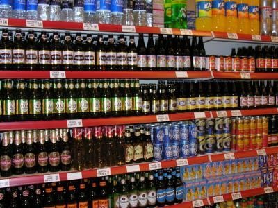 Botellas de cerveza en un supermercado.