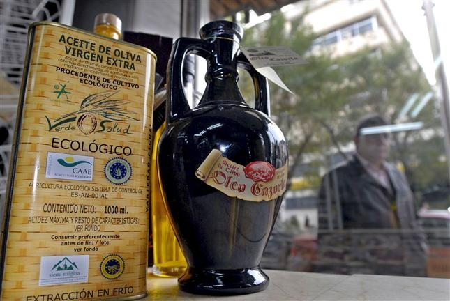 En la imagen, recipientes de aceite de oliva Sierra de Cazorla (d) y Sierra Mágina, ambas son Denominación de Origen. EFE/ Archivo.José Pedrosa