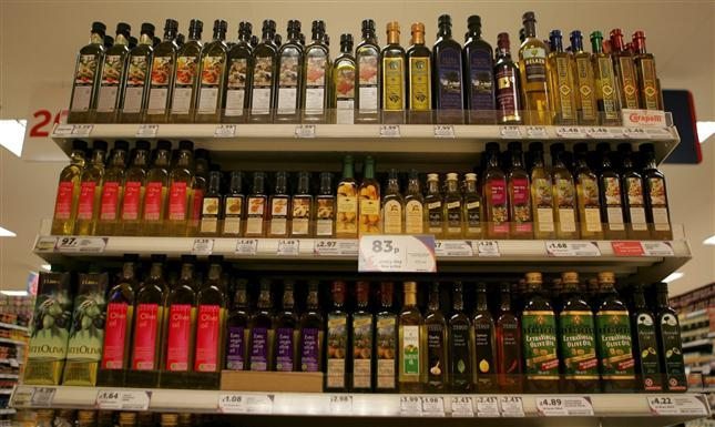 Fotografía de archivo de unas estanterías repletas de botellas de aceite de oliva en un supermercado. EFE/ Archivo.Tom Hevezi