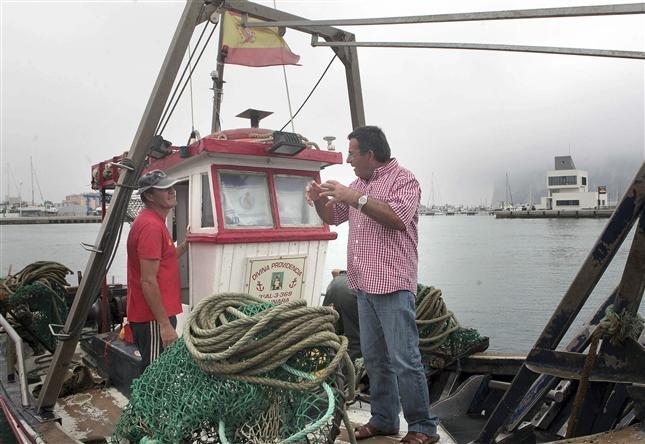 Dos patrones de pesca de La Línea conversan en una de las embarcaciones. EFE/ A.Carrasco Ragel.
