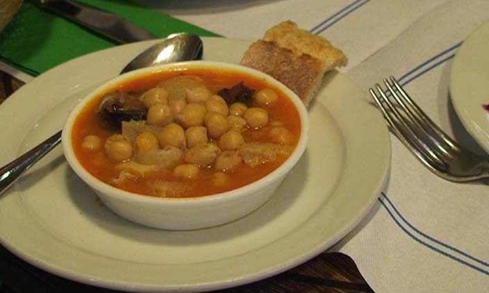 Los españoles cada vez comen menos legumbres. Un plato de garbanzos con callos. Foto: EFEAGRO