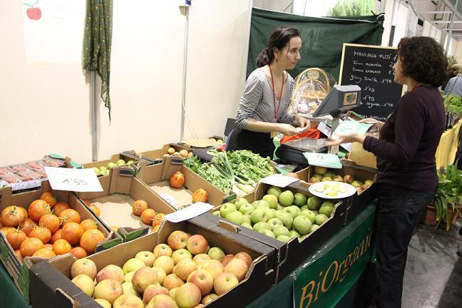 Un puesto de venta de frutas ecológicas. Foto: Biocultura