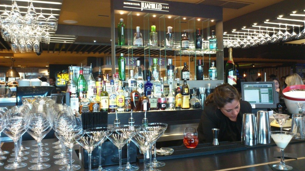 Establecimiento de coctelería. Foto: EFEAGRO/Concha Rubio