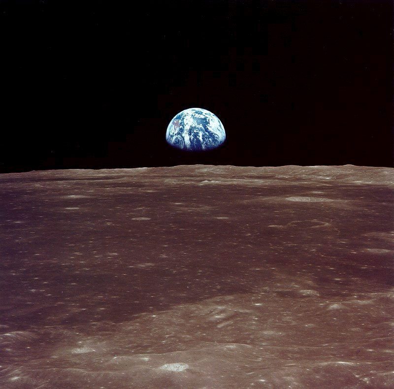 Primer plano de la Luna con la Tierra al fondo.Cedida por la Nasa