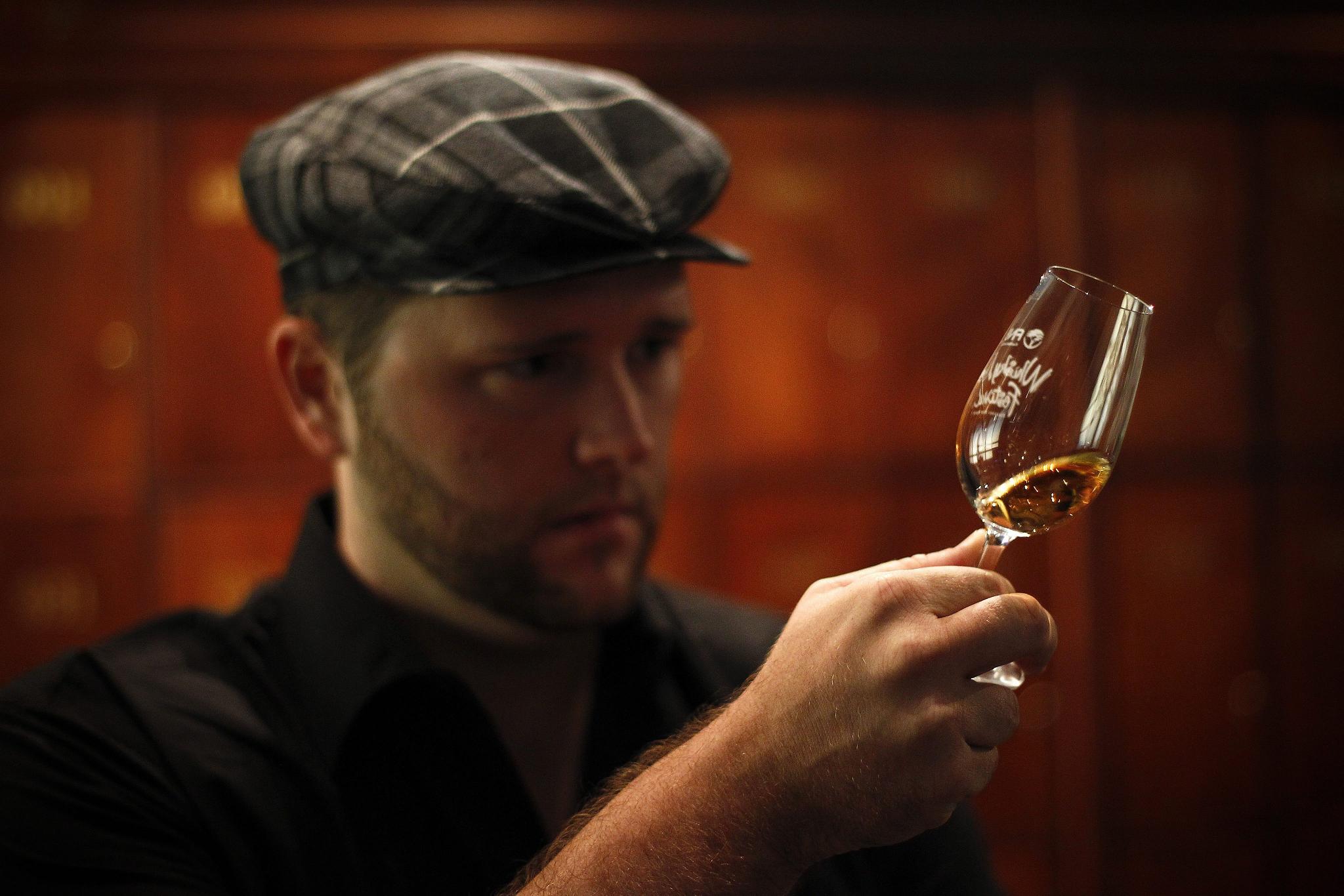 Un hombre degusta un whisky escocés. EFE/Archivo.NIC BOTHMA