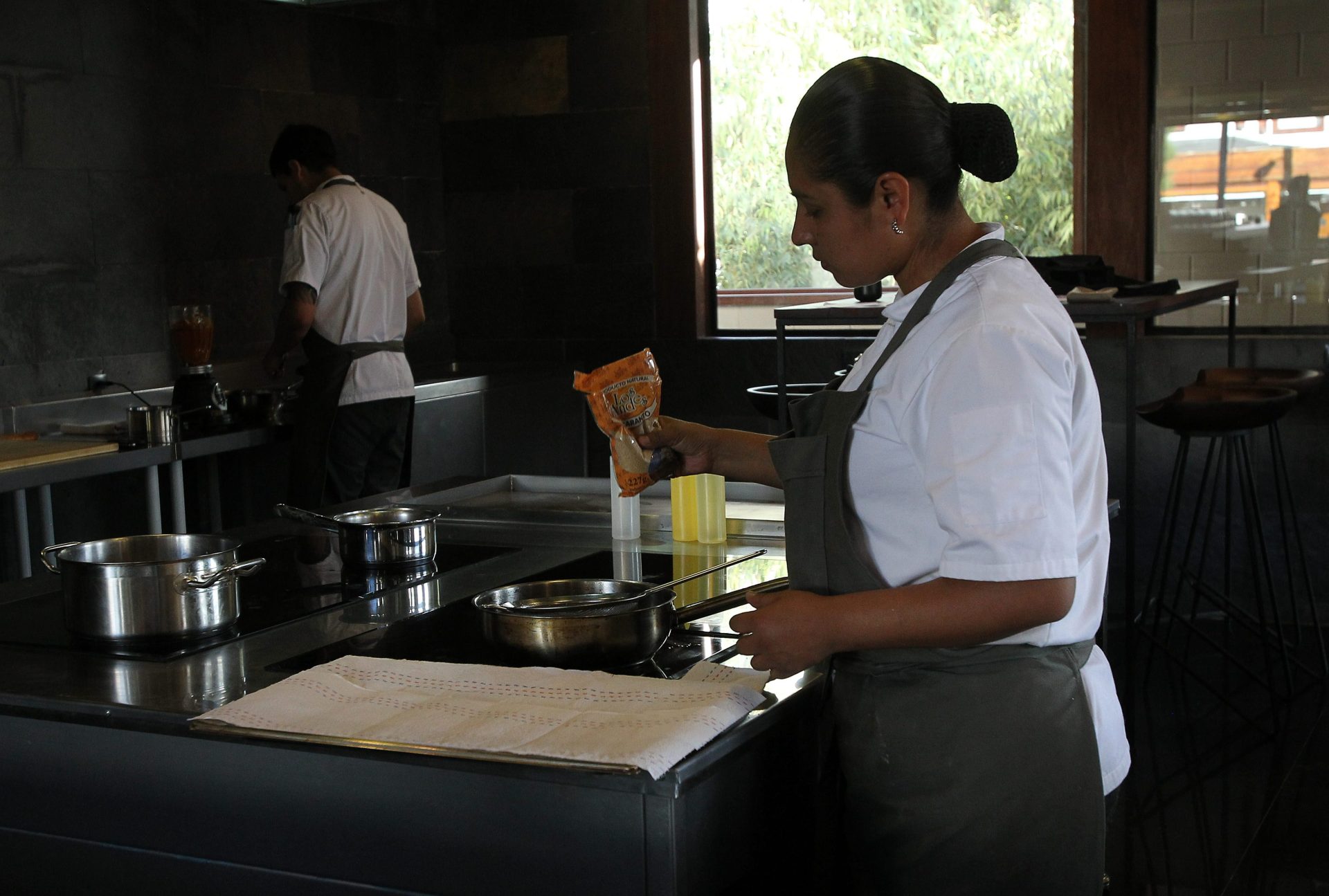 Una chef trabaja en un restaurante. EFE/Archivo. Martin Alipaz