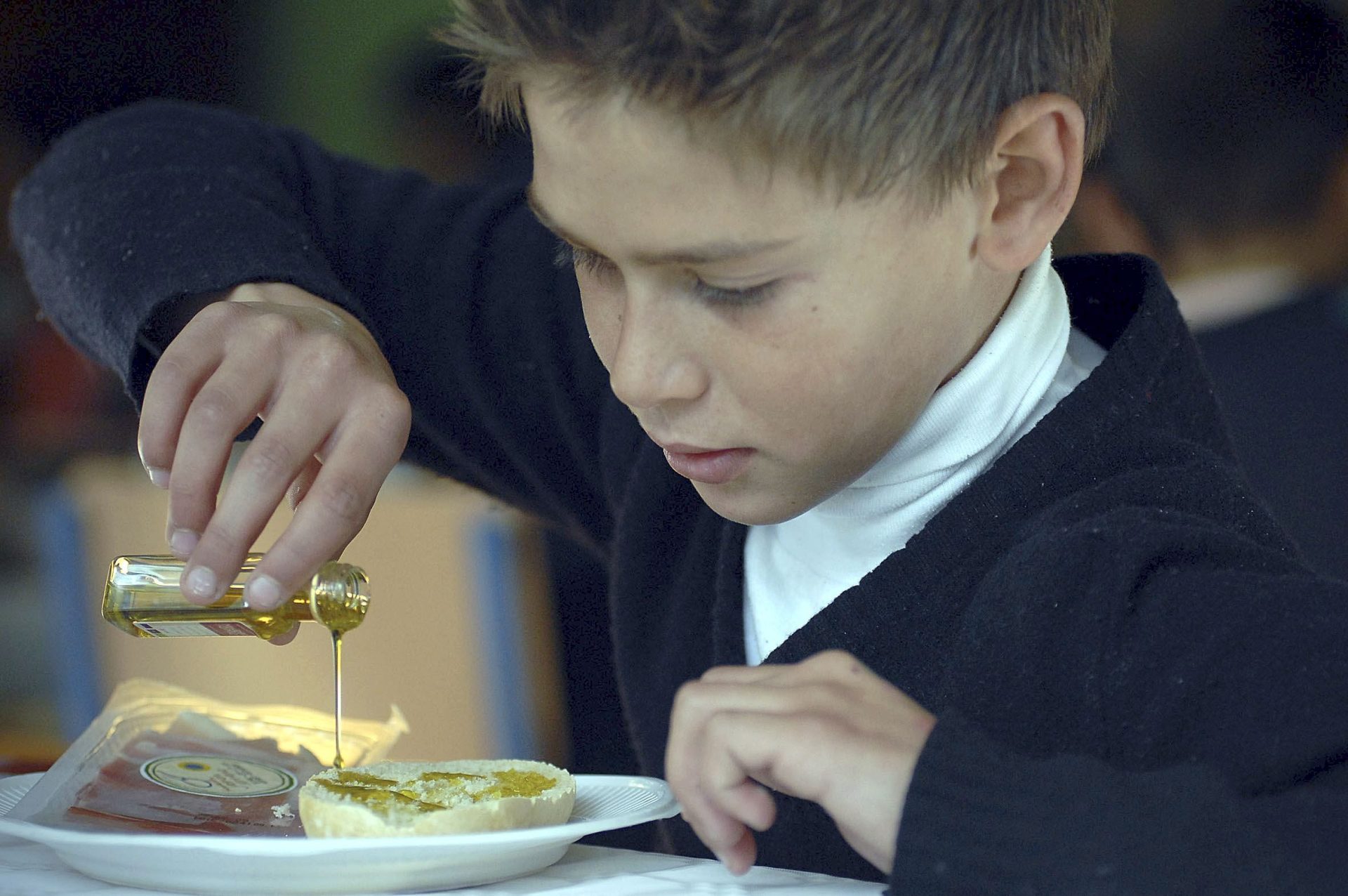 Imagen de archivo de una campaña para fomentar el desayuno andaluz en las escuelas. EFE/José Pedrosa
