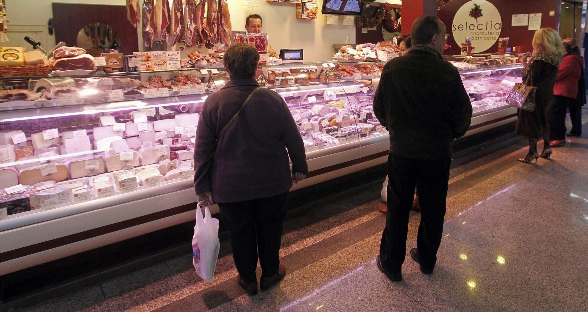 Varias personas esperan su turno en una carnicería. EFE/Archivo. Fernando Alvarado