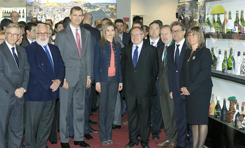 Los Príncipes de Asturias junto al ministro de Agricultura, Alimentación y Medio Ambiente, Miguel Arias Cañete (2i) y el resto de autoridades en la inauguración de Alimentaria 2014. EFE/Andreu Dalmau.
