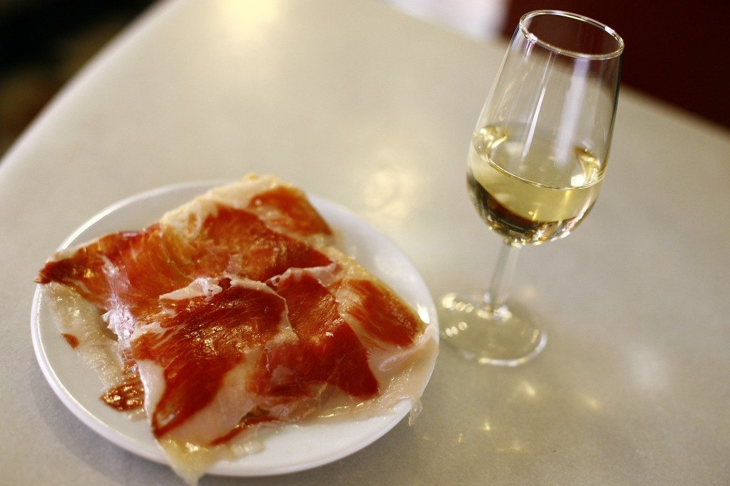 Jamón y manzanilla, un "maridaje" habitual. Foto: CR Vinos de Jerez