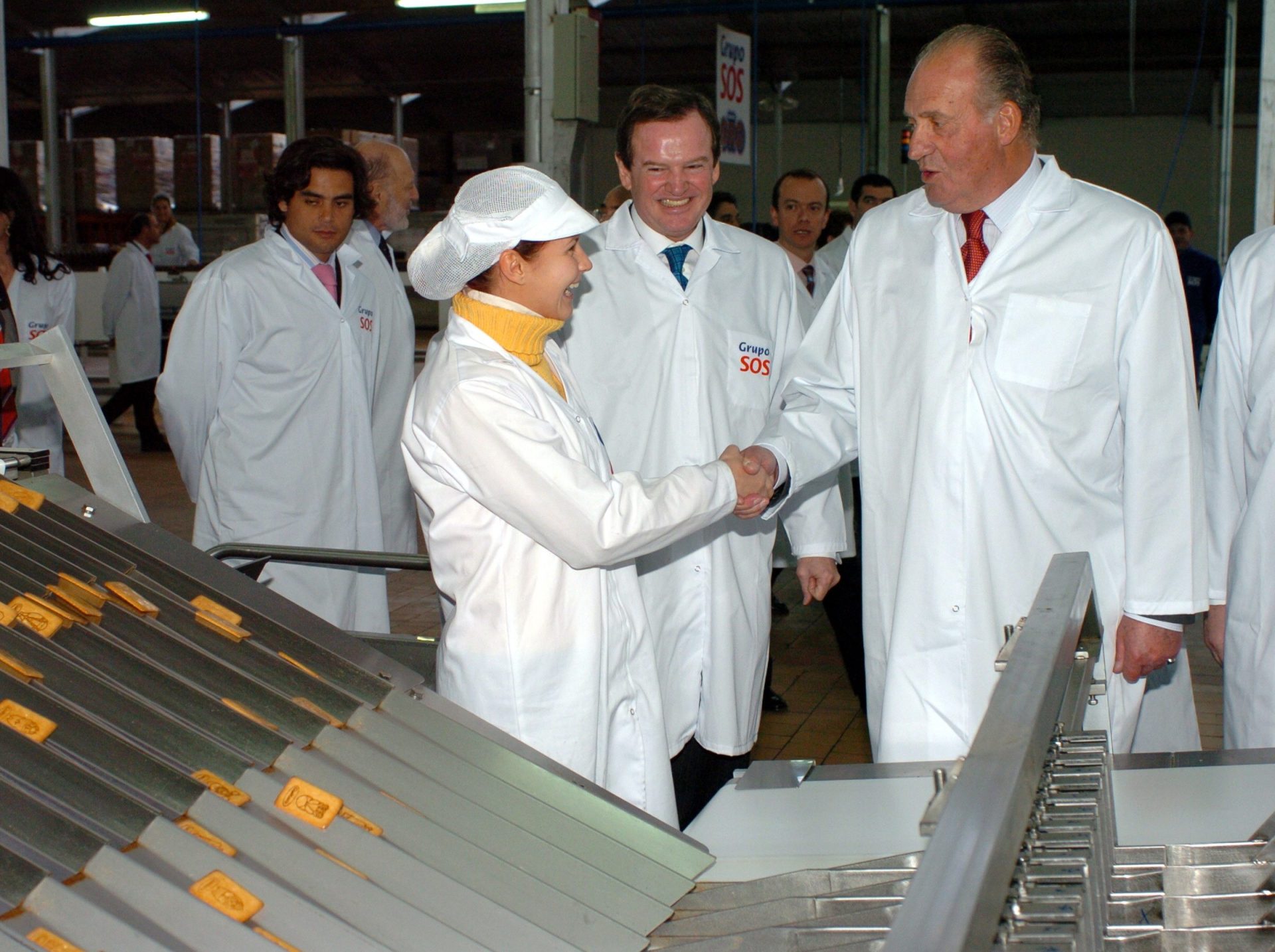 El rey, en una foto de archivo durante una visita a una fábrica de galletas. EFE/Angel Díaz