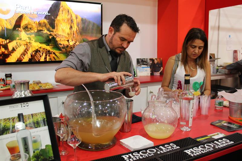 Un barman prepara un pisco sour en el stand de Perú en el "Fancy Food Show. Foto: EFE/ Mario Villar.