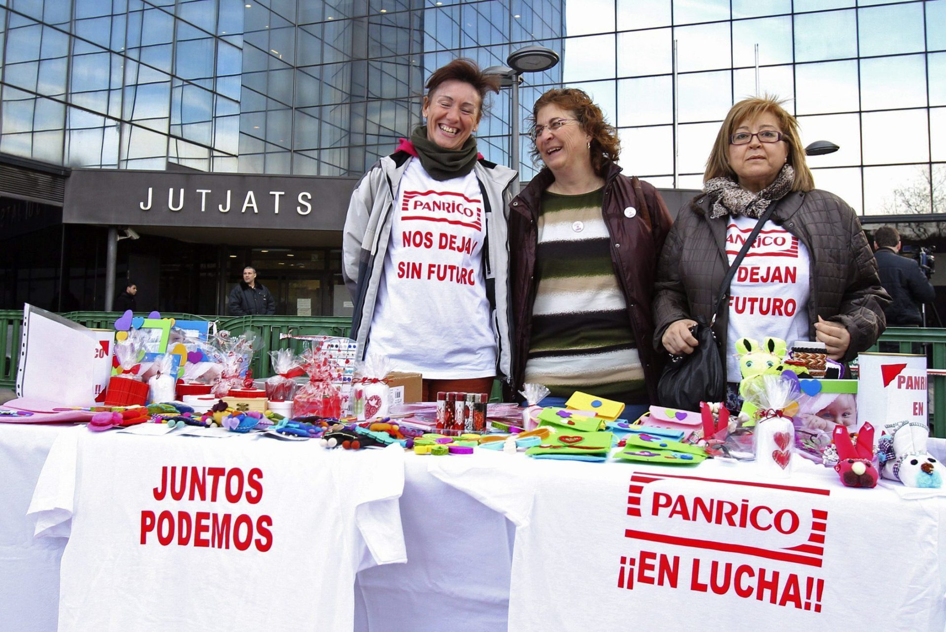 Trabajadores de Panrico concentrados en el juzgado de Sabadell. EFE/Toni Garriga