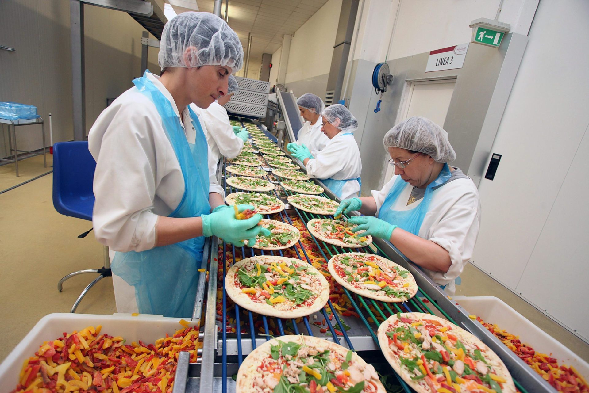 Trabajadores preparando pizzas para repartir. EFE/Archivo.Stefano Lancia.