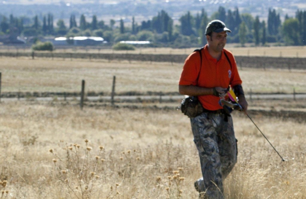 Un cazador en un campo de Ávila. EFE/Archivo. RAÚL SANCHIDRIÁN