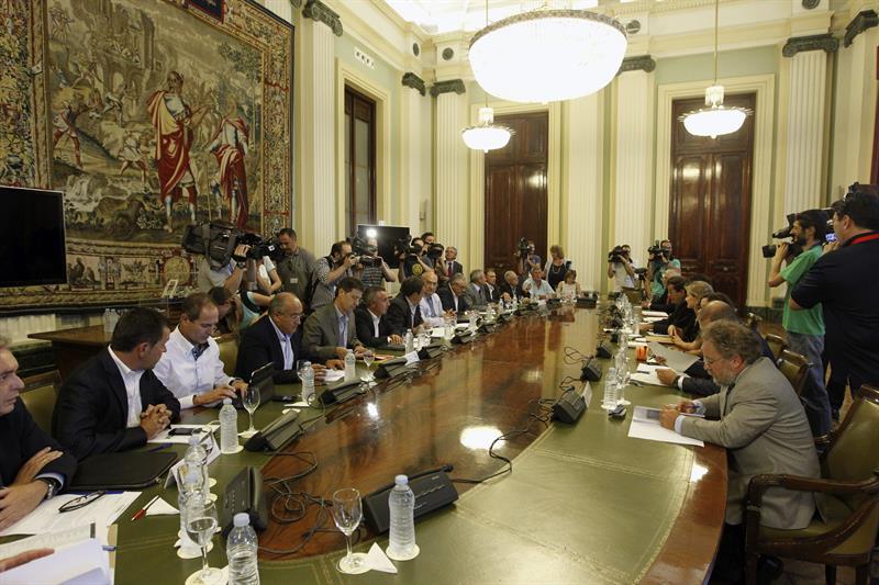 Imagen de la reunión mantenida entre los productores y la ministra Isabel García Tejerina. EFE/Fernando Alvarado.