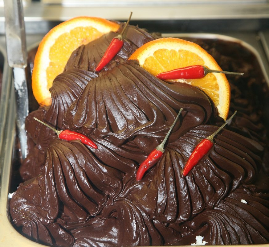 Helado de chocolate con guindilla. Foto: El Piave.