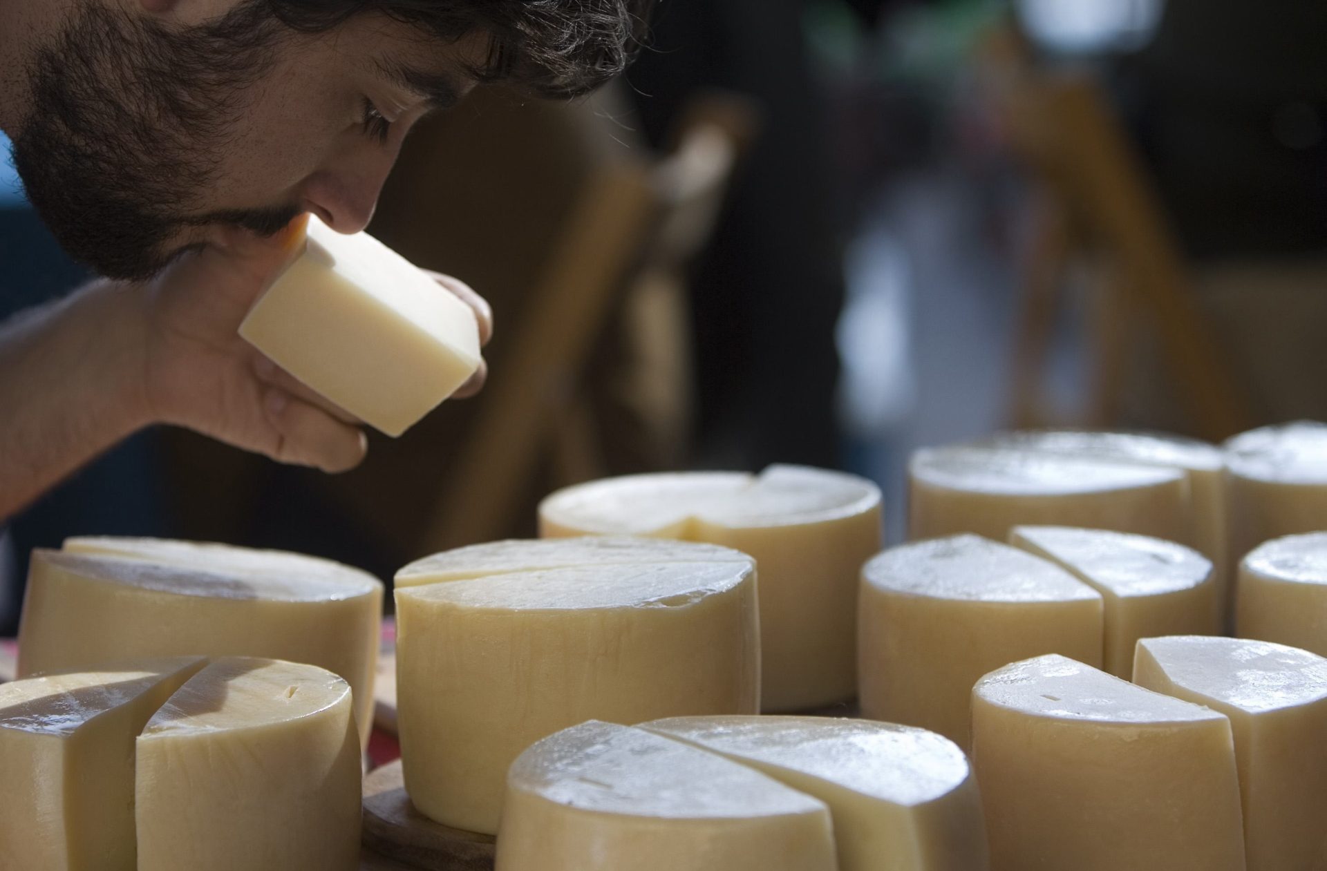 Un hombre huele un queso de Idiazabal. EFE/Archivo. ADRIAN RUIZ DE HIERRO
