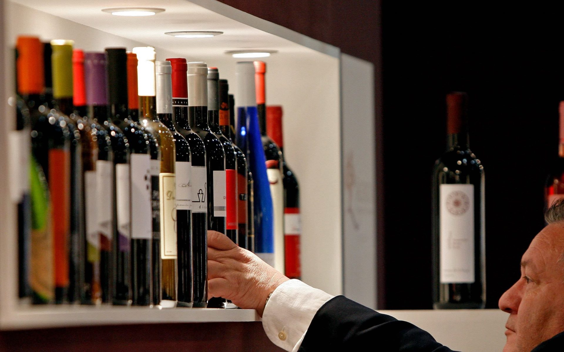 Un hombre observa vinos valencianos en una muestra. Efeagro/Manuel Bruque