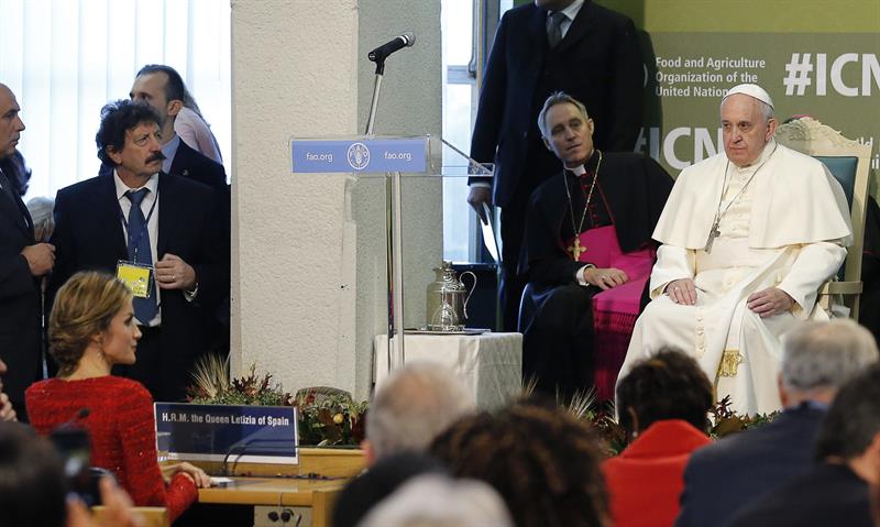 La reina Letizia escucha al papa Francisco en la conferencia de la FAO para estudiar medidas contra el hambre. EFE/Alberto Martín