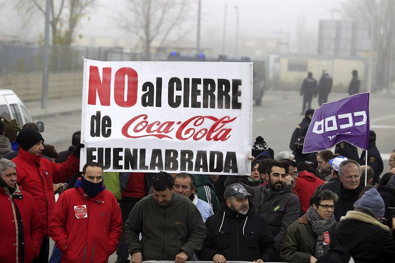 Trabajadores de Coca-Cola se manifiestan contra el cierre de la planta de Fuenlabrada. EFE/Víctor Lerena