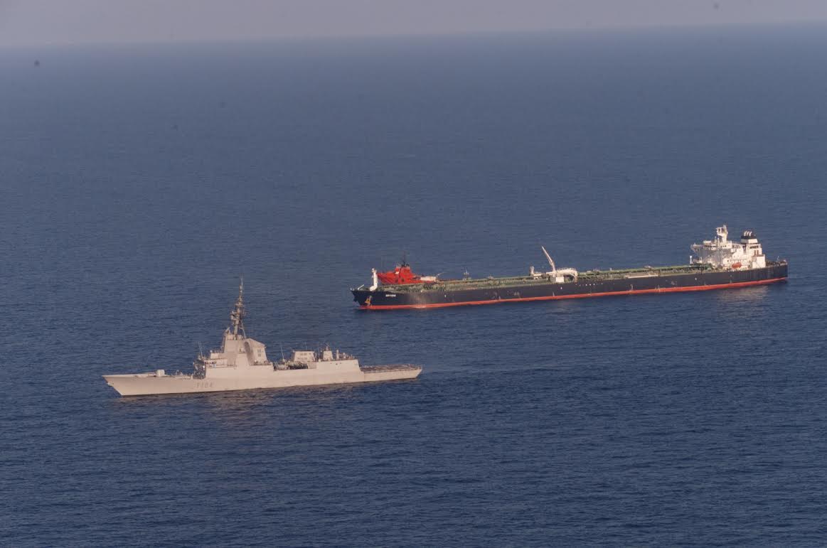 La piratería ha descendido en el Índico. Imagen de archivo de una fragata española liberando un mercante- Foto cedida por EMAD 