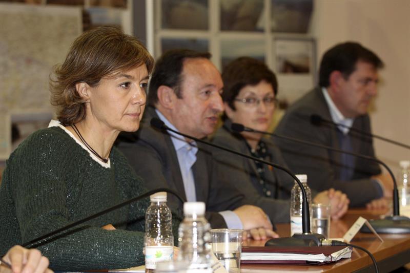 La ministra de Agricultura, Alimentación y Medio Ambiente, Isabel García Tejerina, durante su visita por las crecidas del Ebro. EFE/Abel Alonso.