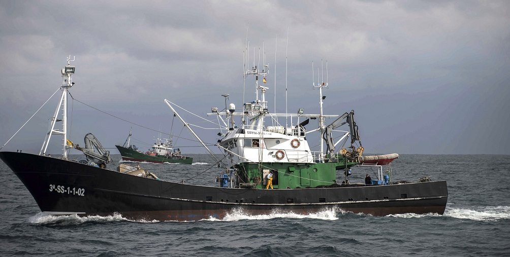 Imagen de archivo de pesqueros frente a la costa de Bermeo (Vizcaya) dentro de la campaña de inspecciones de la Guardia Civil en 2014. EFE/Miguel Toña