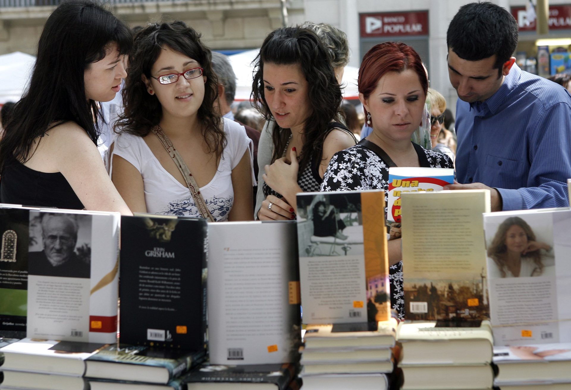 Paradas de libros en las Ramblas para celebrar la Diada de Sant Jordi. EFE/Julián Martín