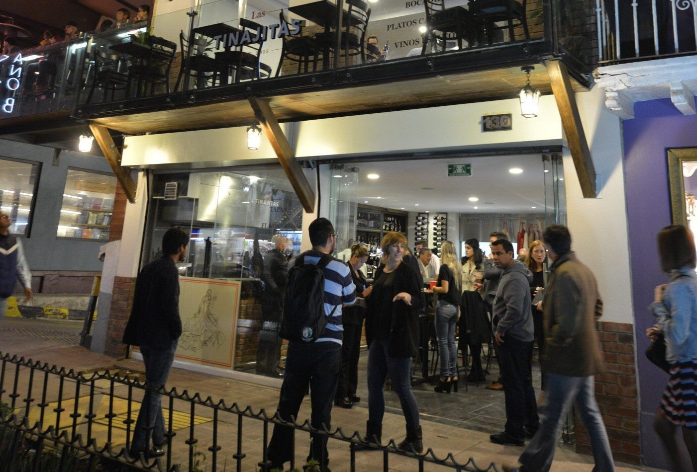 Varias personas a la salida de un bar. Foto: EFEAGRO