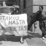 Ganaderos alaveses sacaron su humor y sus animales a la calle para protestar por los precios en 1990. EFE/David Aguilar