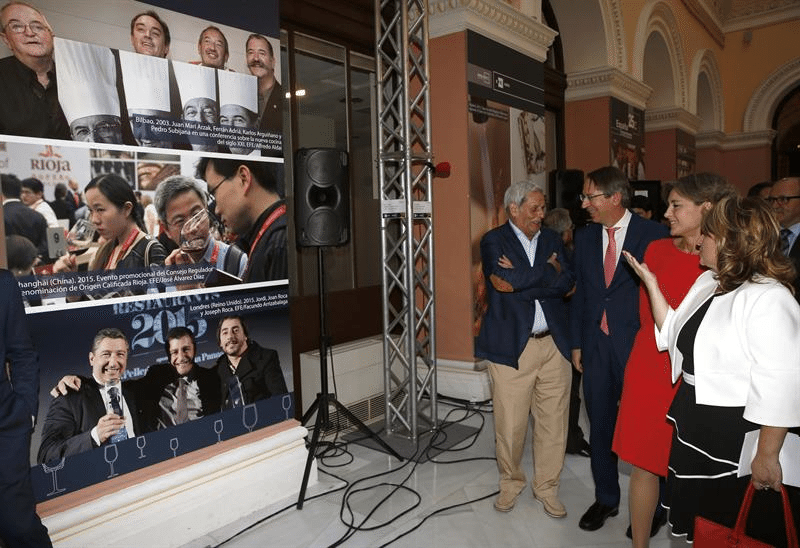 Visita a la exposición "España gastronómica, 25 años en fotos". Foto: EFE.