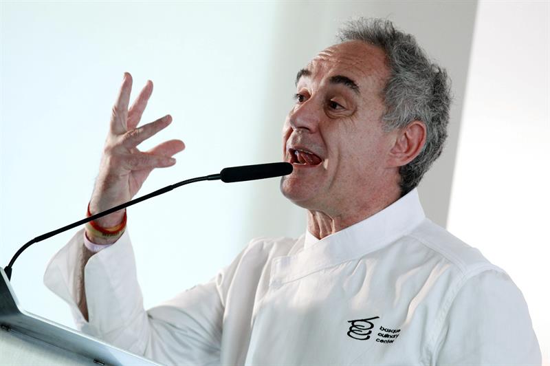 El chef Ferran Adrià interviene en un acto con la prensa tras la reunión del consejo asesor del Basque Culinary Center de San Sebastián. EFE/Juan Herrero