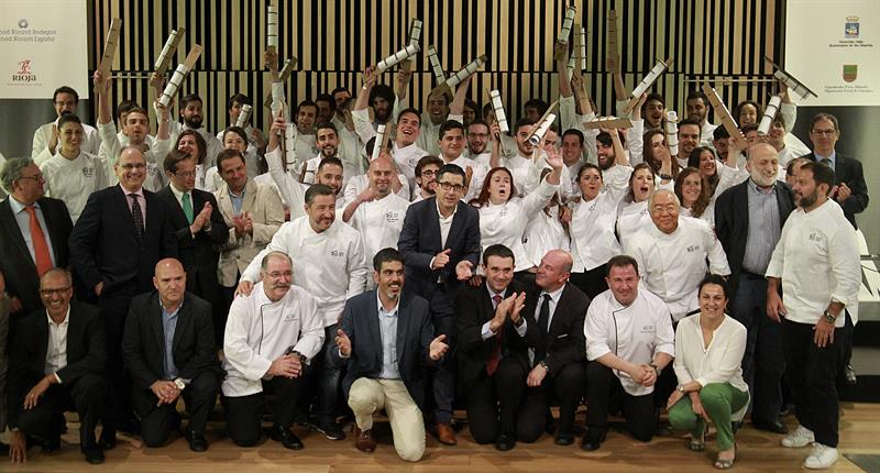 Los cocineros, Pedro Subijana (3i) y Joan Roca (4i), y el director del Basque Culinary Center (BCC), Joxe Mari Aizega (c), posan junto a los 54 primeros alumnos del BCC. EFE/Juan Herrero.