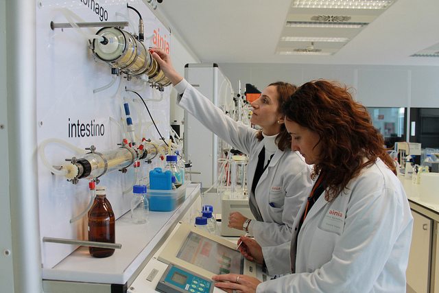 Investigadores españoles trabajan en un laboratorio. Foto: AINIA