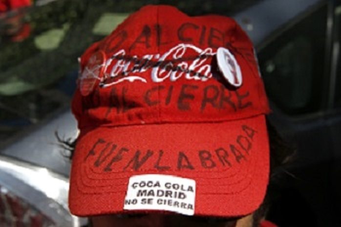 Foto de archivo. Concentración de trabajadores de Coca-Cola Iberian Partners.EFE/Javier Lizón