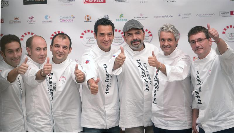 Algunos de los chefs participando en el proyecto. EFE/Rafa Alcaide.