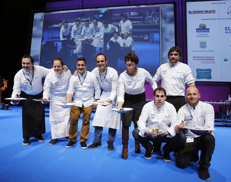Los cocineros Pablo Loureiro (i), Enrique Fleischmann (2i), Gorka Txapartegi (3i); Iñigo Lavado (c), Aizpea Ohianeder (4d), Rubén Trincado (3d), y Dani López (d) posan en Gastronomika. EFE/GORKA ESTRADA.