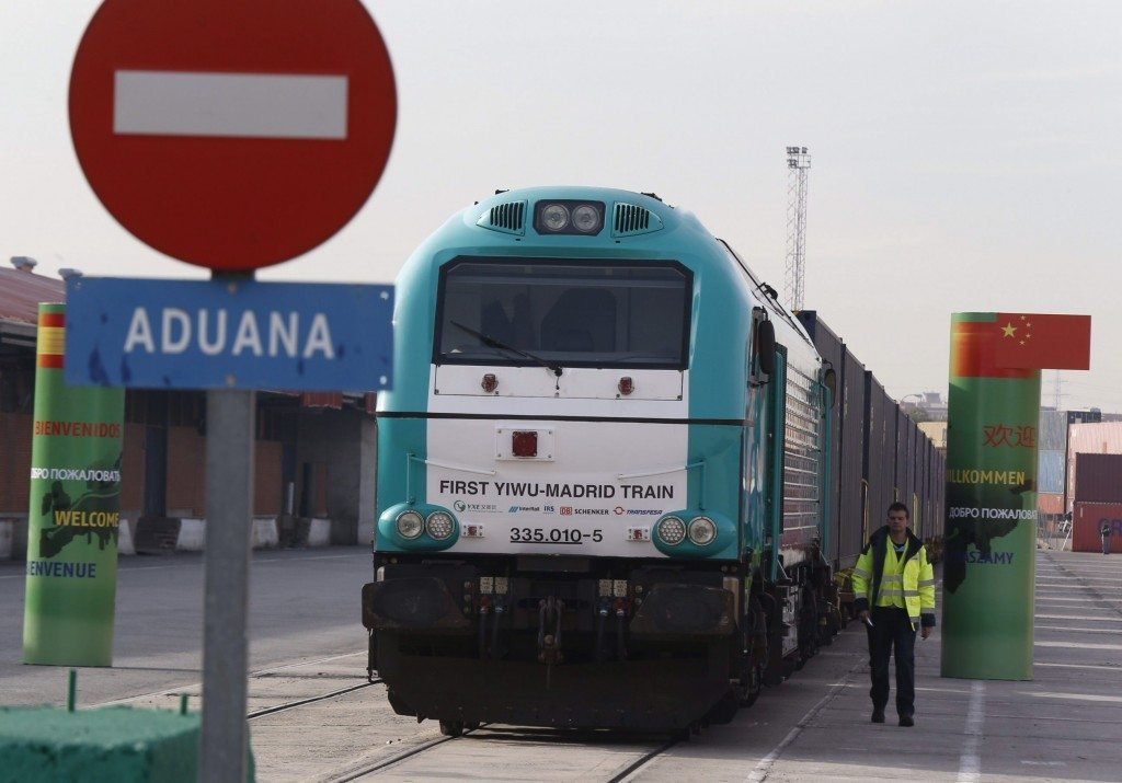 Imagen del tren de mercancías directo entre China y España, en la estación logística de Abroñigal en Méndez Álvaro. EFE ARCHIVO/Paco Campos