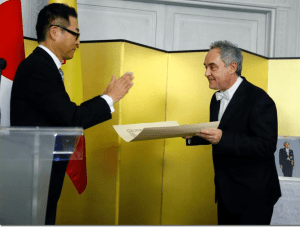 El embajador de Japón, Kazuhiko Koshikawa (i), impone la Orden del Sol Naciente con Rayos Dorados y Roseta al cocinero Ferran Adrià. Foto:. EFE/J.P.GANDUL