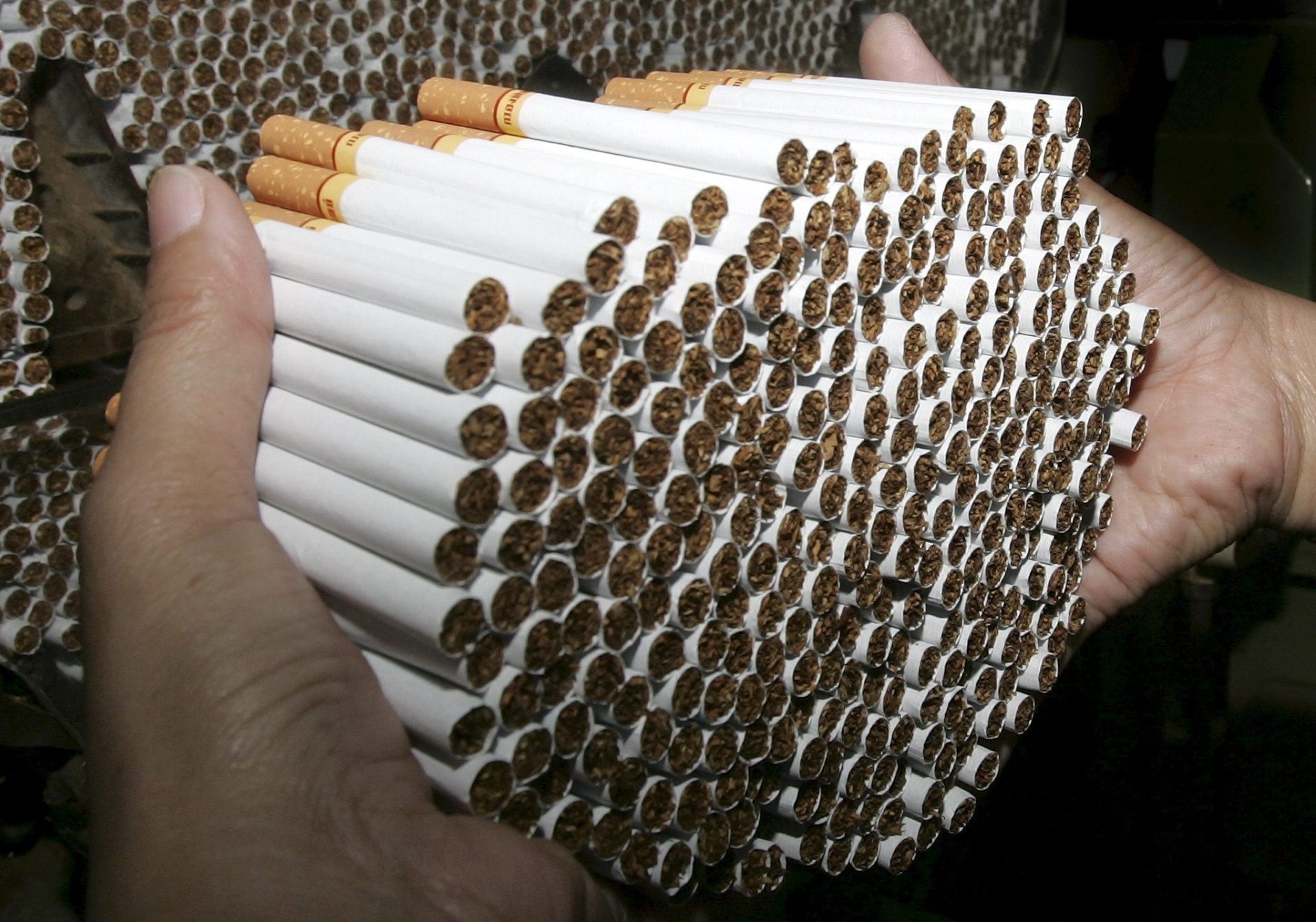 Cigarrillos en una fábrica. Foto: EFE/Barbara Walton