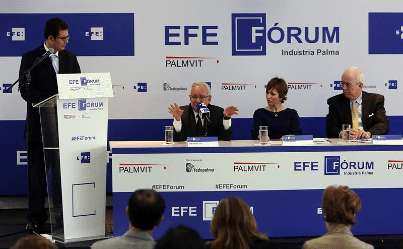 El especialista Carlos Corredor Pereira (2i); la directora general de la compañía española de ingeniería para la extracción de fitonutrientes vegetales Palmvit, Consuelo M. Ferrero (2d); el presidente ejecutivo de la Federación Nacional de Cultivadores de Palma de Aceite (Fedepalma), Jens Mesa Dishington y el delegado de la Agencia Efe en Colombia Jaime Ortega (i) participan en el primer EFE Fórum Industria Palma en Bogotá (Colombia). Foto: EFE/MAURICIO DUEÑAS CASTAÑEDA