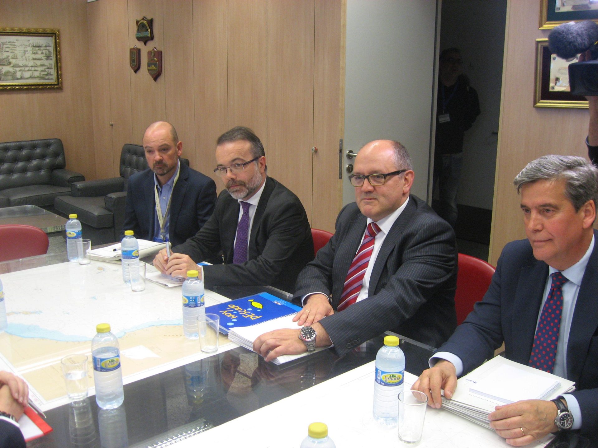 El secretario general de Pesca en funciones, Andrés Hermida (3i) en la reunión con la consejera gallega, Rosa Quintana. Foto: Magrama