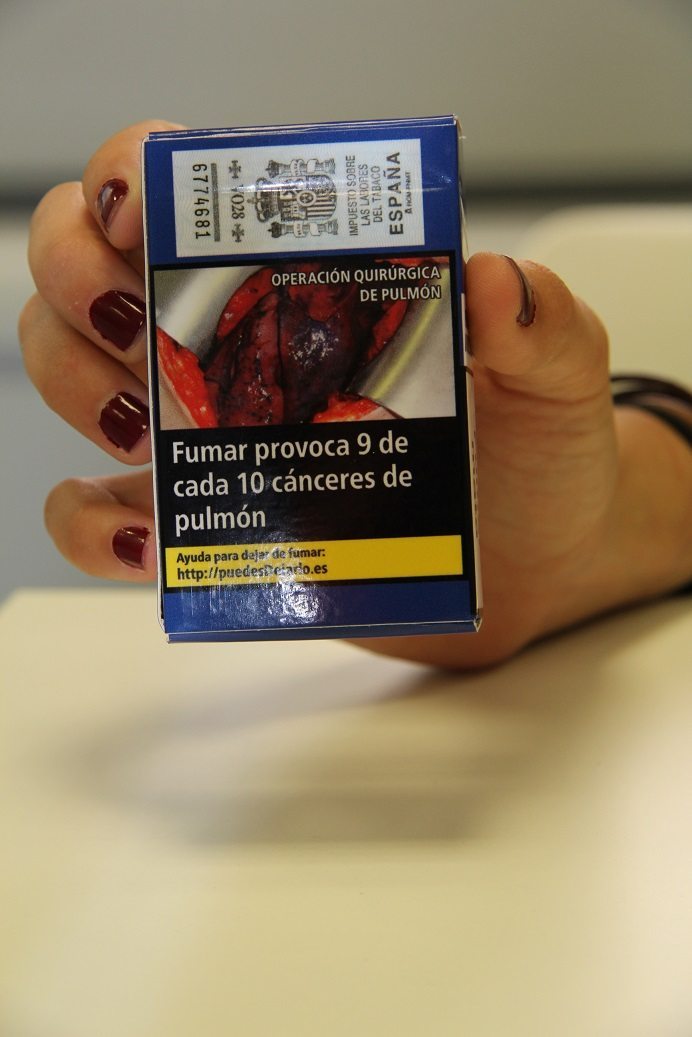 Maqueta de las nuevas cajetillas de tabaco. Foto: EFEAGRO / Lucía Ruiz. 