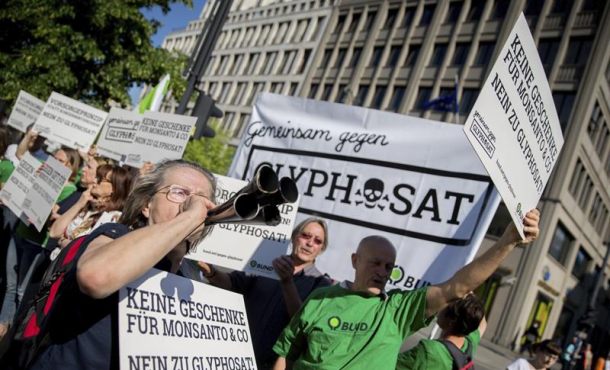 Activistas protestan contra el uso de glifosfato en pesticidas ante la oficina de representación de la Comisión Europea en Berlín (Alemania) el 6 de junio de 2016. Foto: EFE/Kay Nietfeld.