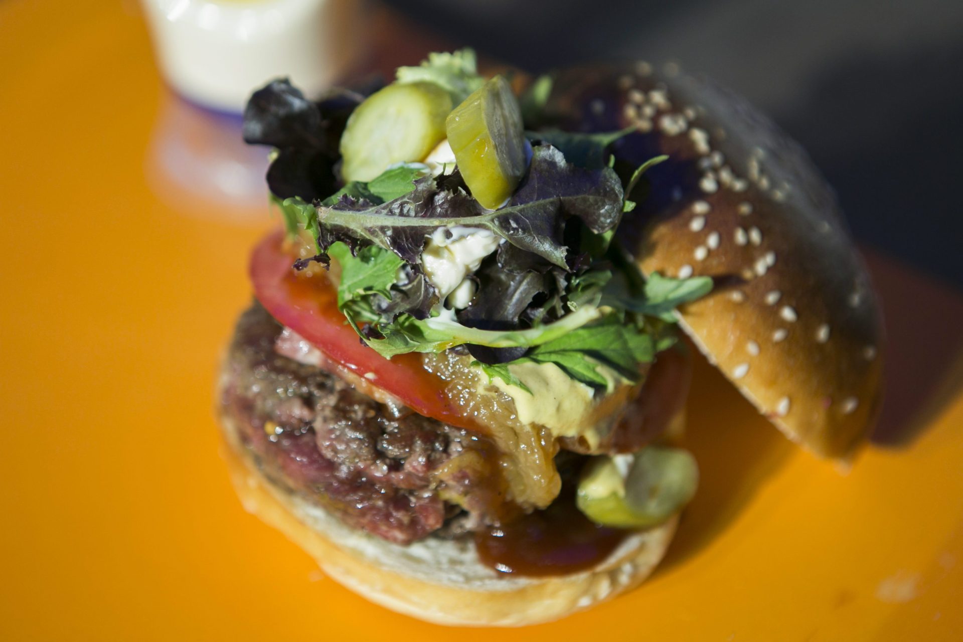 Hamburguesa de carne de toro bravo preparada por Mario Sandoval. Foto: Efeagro/Cedida por Unilever Food Solutions.