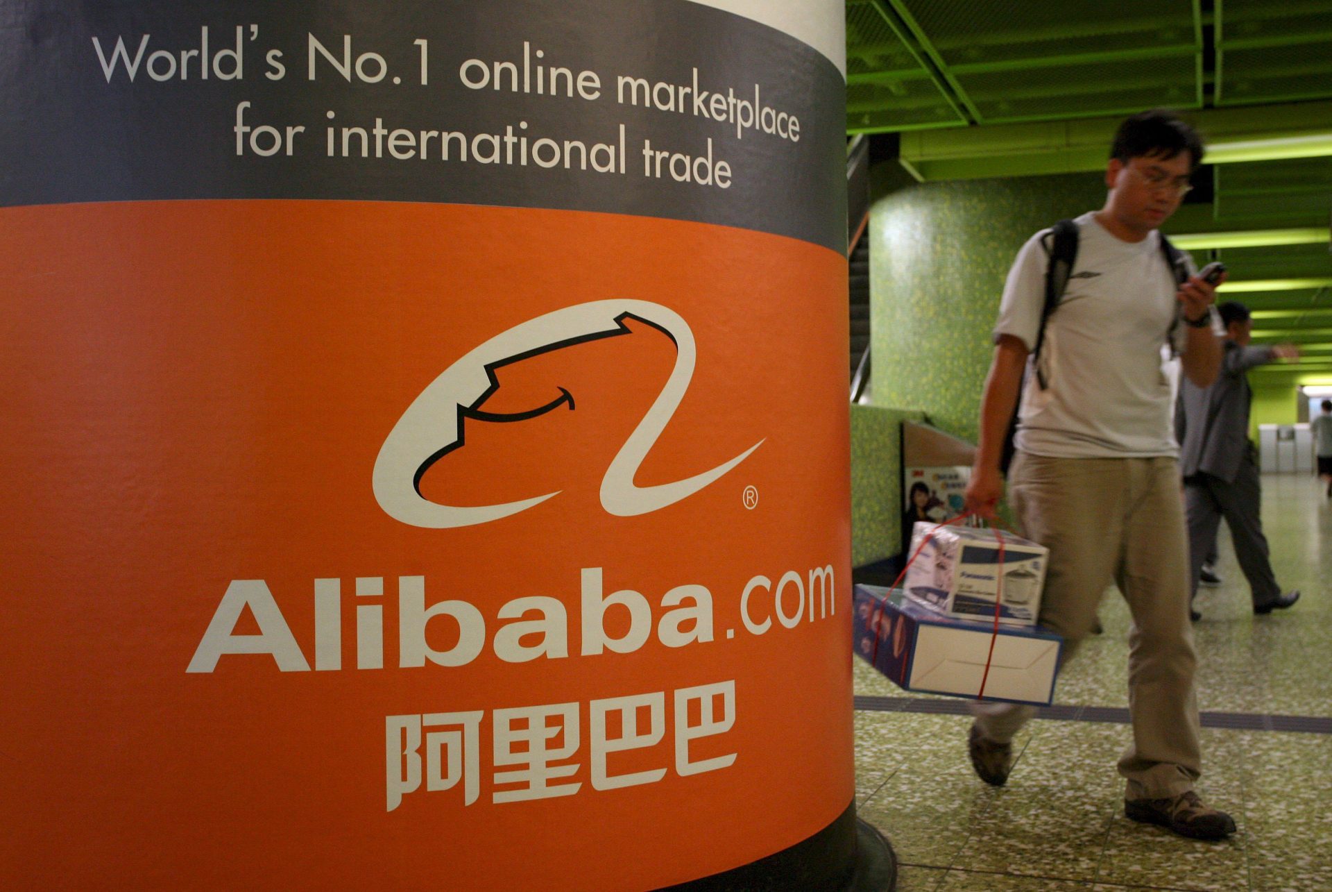 Imagen de archivo que muestra a un hombre junto a un anuncio de la compañía Alibaba.com en Hong Kong, China.