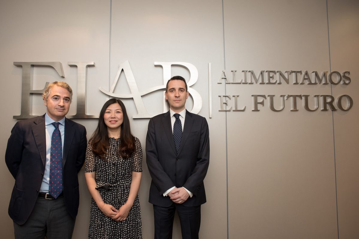 De izquierda a derecha, Julio Pérez, Consejero de FIAB, Sophie Wu, Presidenta Alibaba.com, e Ignacio Garamendi, Director de Desarrollo de Negocio de la IAB de FIAB.