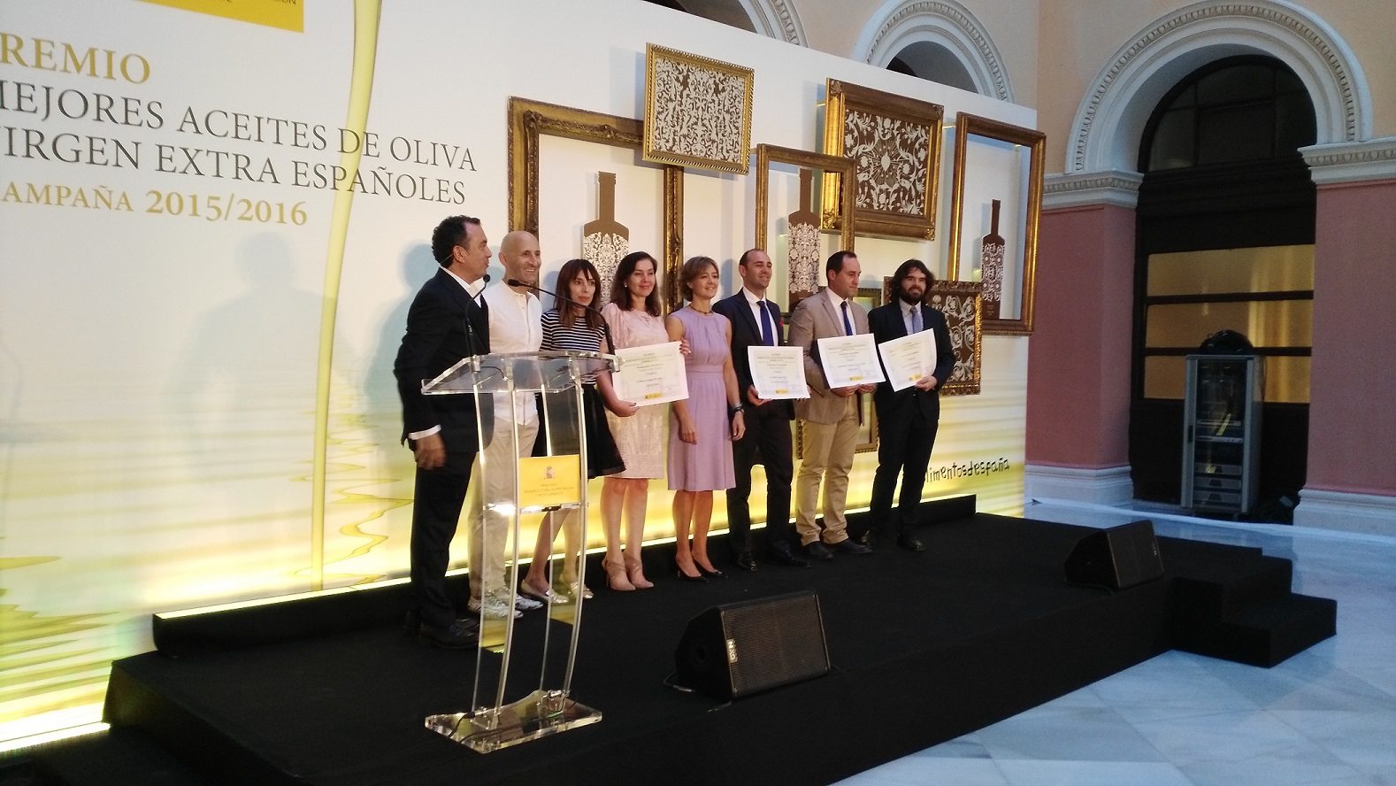 La ministra, junto a los premiados, ayer en Madrid. Foto: Efeagro/Ginés Mena